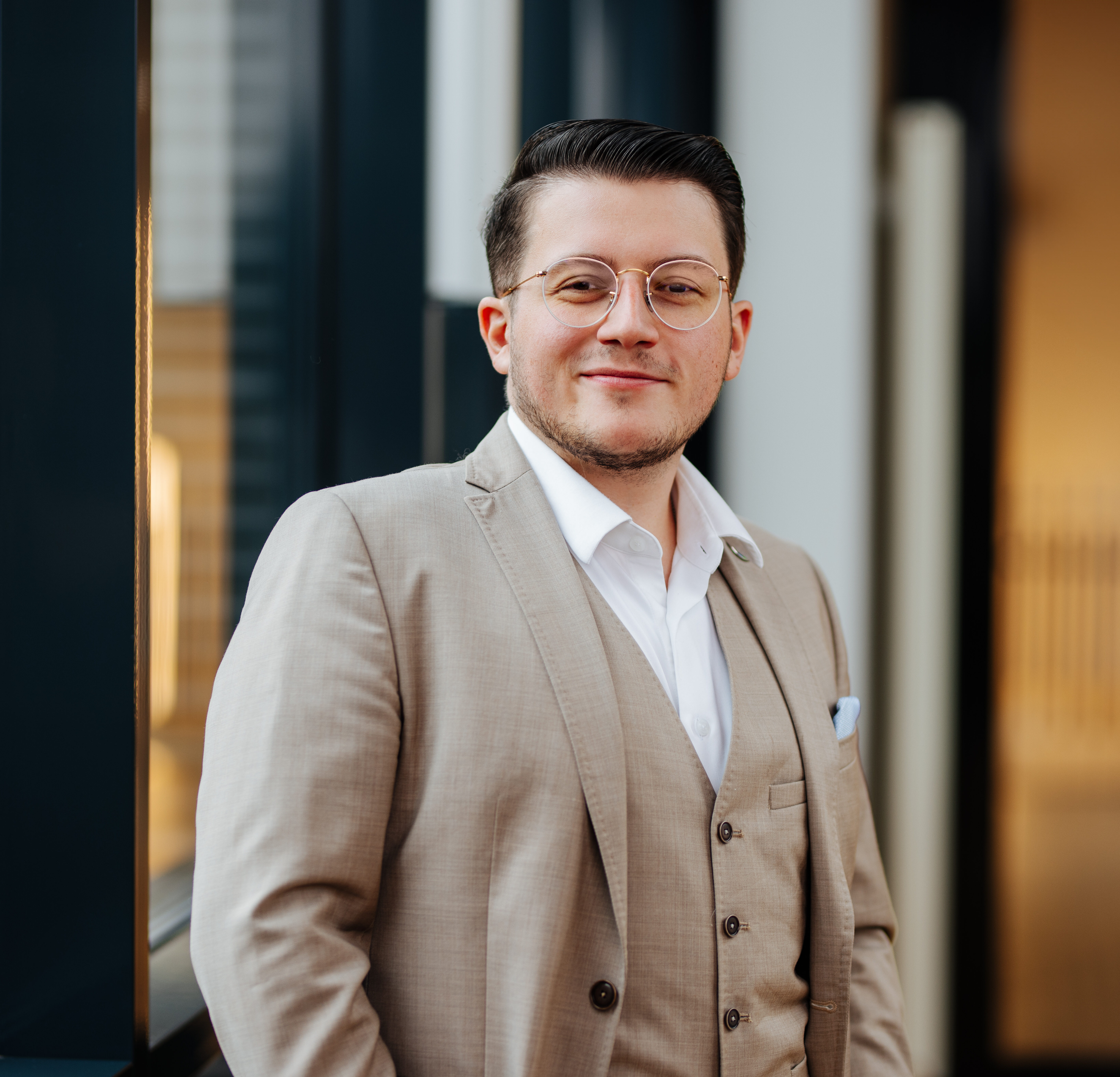 Portraitfoto von BR im Foyer des SAC