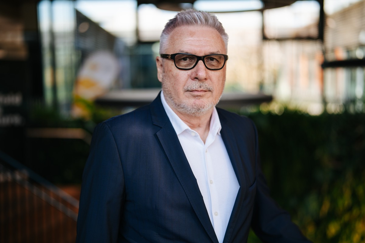 Portraitfoto von JK im Foyer des SAC