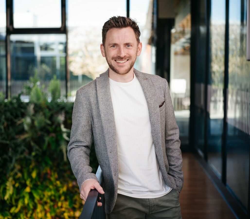Portraitfoto von LL im Foyer des SAC