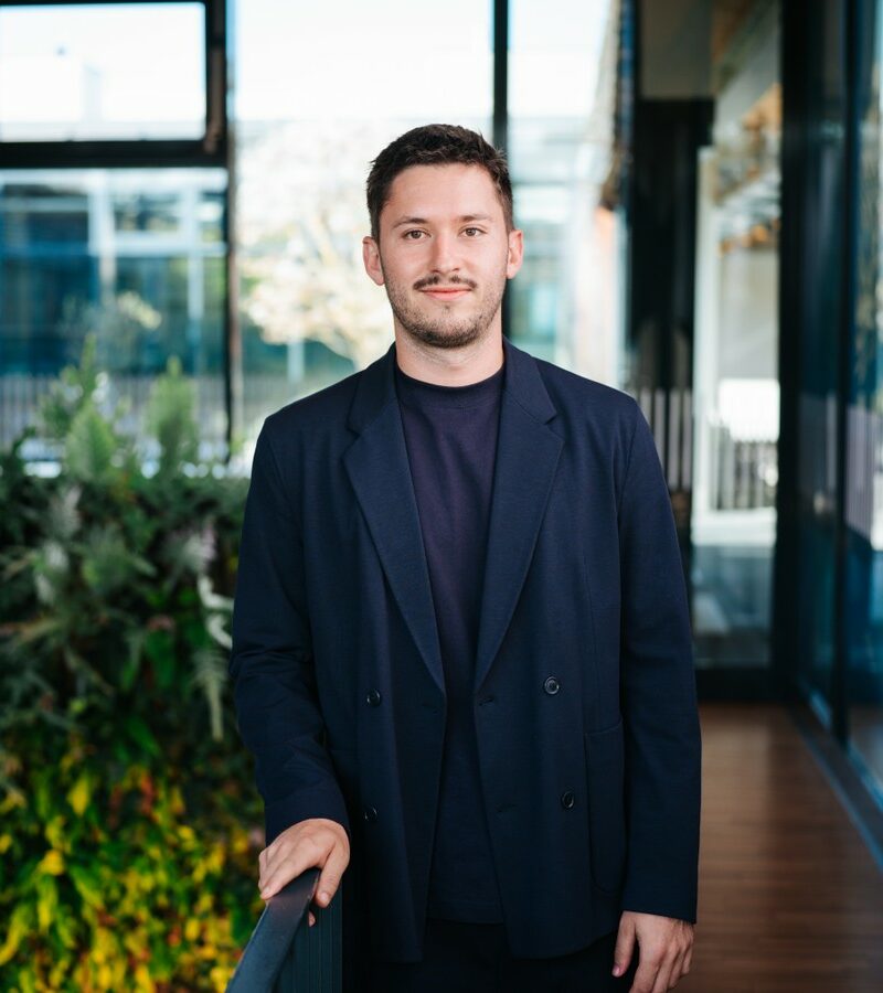 Timon Theurl Foto stehend im Foyer des SAC