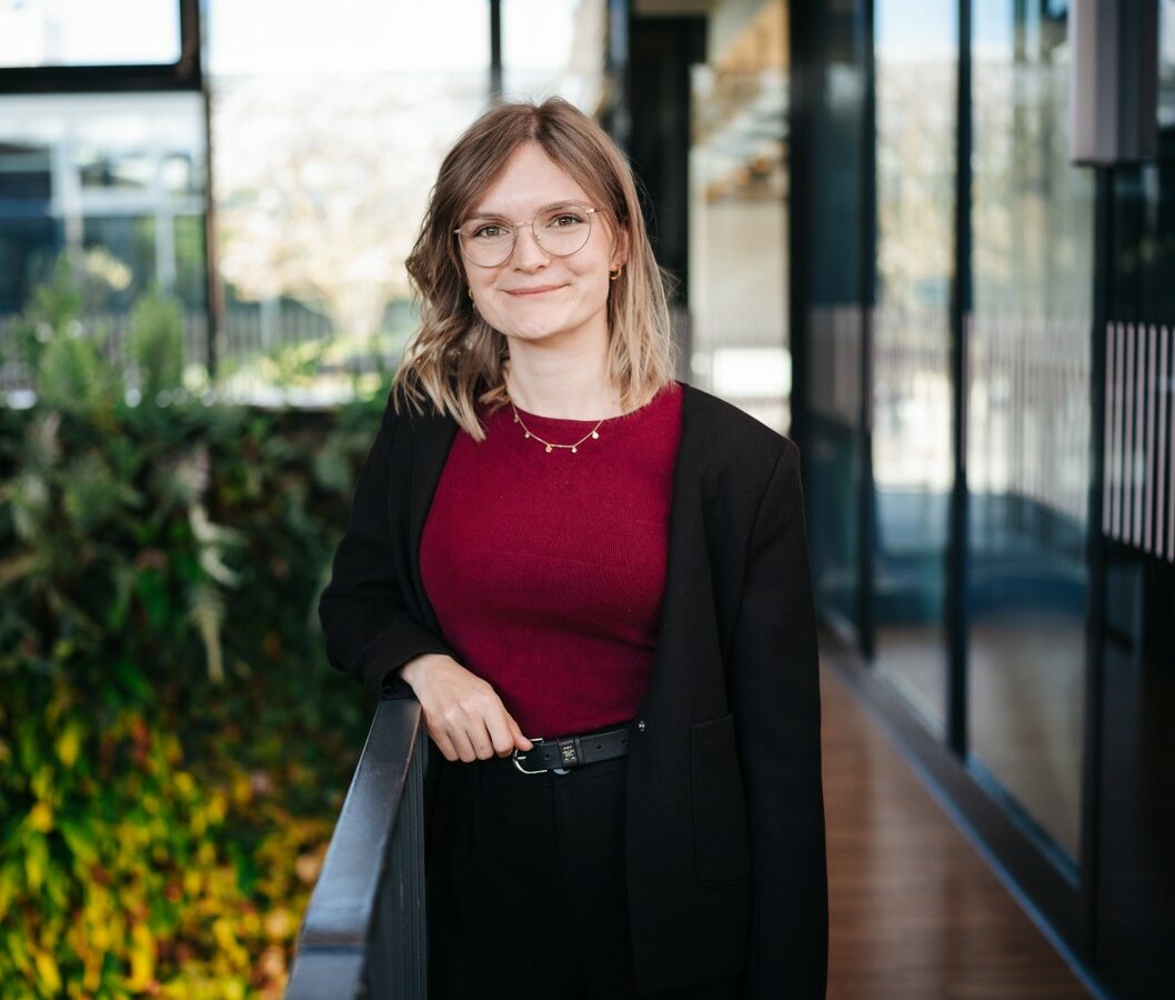 Portraitfoto von LS im Foyer des SAC