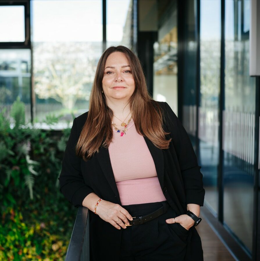 IW stehend im Foyer des SAC