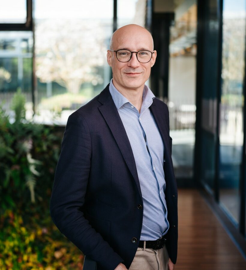 OL Foto stehend im Foyer des SAC