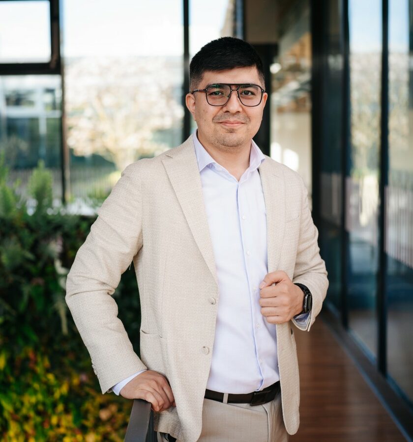 Portraitfoto von AU im Foyer des SAC
