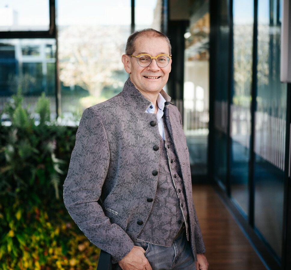 Portraitfoto RG im Foyer des SAC