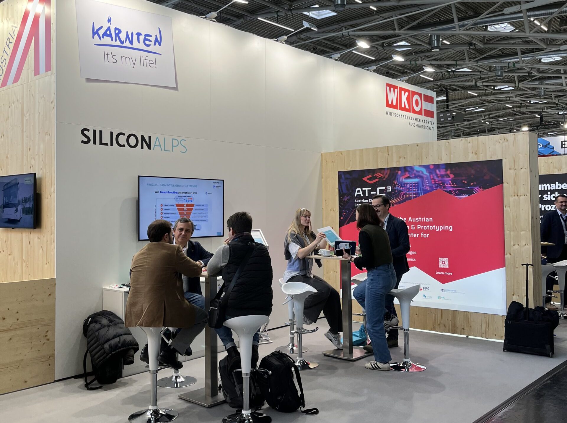 SAC Stand mit Besucher:innen