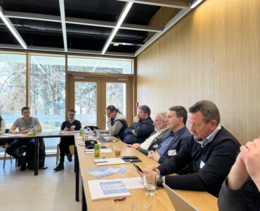 Teilnehmende am LLM Workshop sitzend