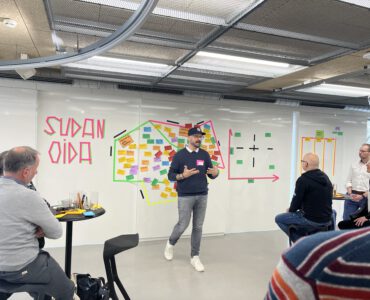 Workshopleiter erklärt den Teilnehmenden das Konzept und die Outputs