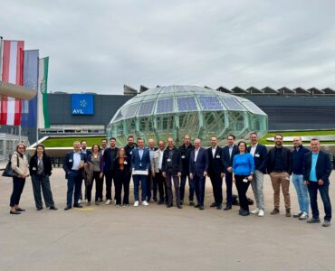 Gruppenfoto vor der AVL