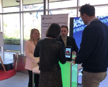 Startup-Stand mit Besucher:innen