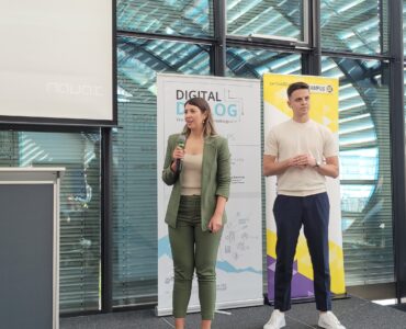 Zwei Speaker auf der Bühne beim Digitaldialog