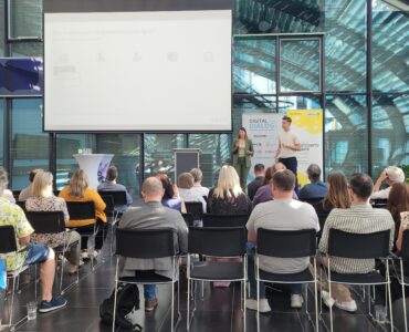 Zwei Speaker auf der Bühne beim Digitaldialog vor Publikum