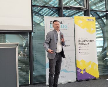 Speaker auf der Bühne beim Digitaldialog