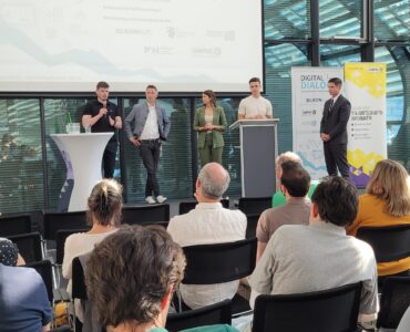 Speaker auf der Bühne beim Digitaldialog
