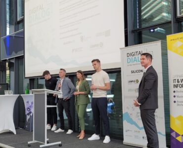 Speaker auf der Bühne beim Digitaldialog