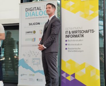 Person auf der Bühne beim Digitaldialog