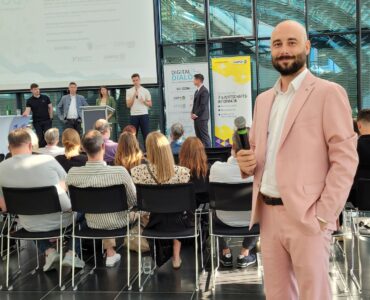 Speaker vor Publikum beim Digitaldialog