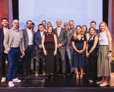 SILICON ALPS Cluster Team auf der Bühne gemeinsam mit LR Ehrenhöfer