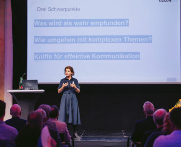 Ingrid Brodnig auf der Bühne bei Light Up the ALPS