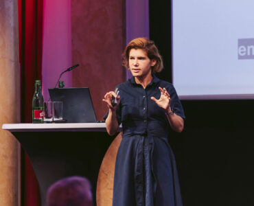 Ingrid Brodnig auf der Bühne