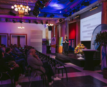 Ingrid Brodnig als keynote auf der Bühne vor dem Publikum