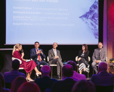 Talkrunde auf der Bühne mit 5 Personen bei 10 Jahre SILICON ALPS