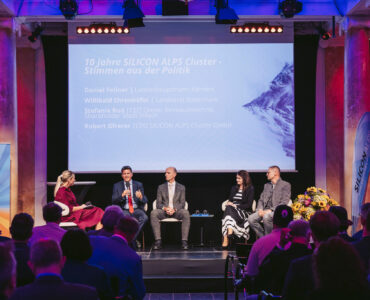 Frontalansicht der Bühne mit 5 Personen in einer Talkrunde bei 10 Jahre SILICON ALPS