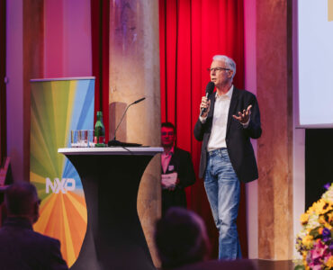 Michael Jerne auf der Bühne vor dem NXP Stand