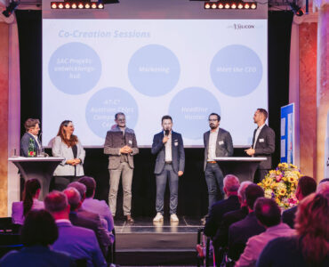 SILICON ALPS Team -Mitglieder auf der Bühne bei Light Up the ALPS