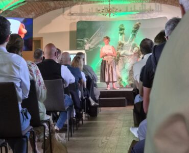 transformation summit im schloss gamlitz von acstyria mit speakerin auf der bühne und publikum
