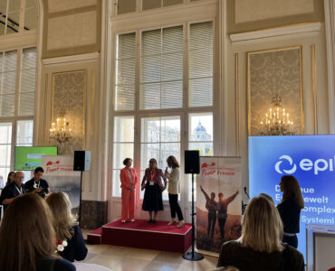 Power Frauen Lunch Eröffnung mit Zehetner beim Oesterreichs Energie Kongress auf der Bühne