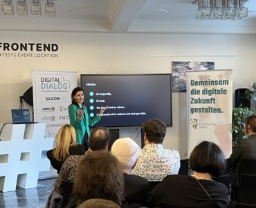 speakerin beim digitaldialog auf der bühne vor publikum