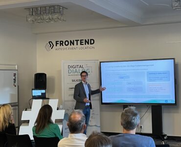 digitaldialog speaker kages bei der präsentation von zahlen