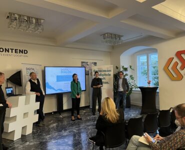 podiumsdiskussion beim digitaldialog mit speaker:innen auf der bühne