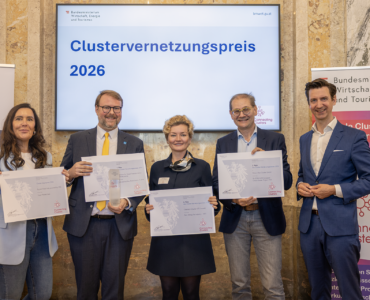 Clustervernetzungspreis Gewinner-Teams auf der Bühne