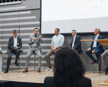 Paneldiskussion auf der Bühne beim 126. Digitaldialog im Raiffeisen Rechenzentrum Raaba